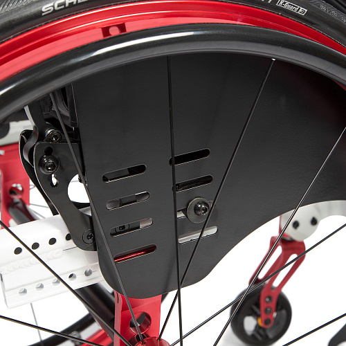 Усиленные боковые щитки, на которые можно опереться, регулируемые по высоте