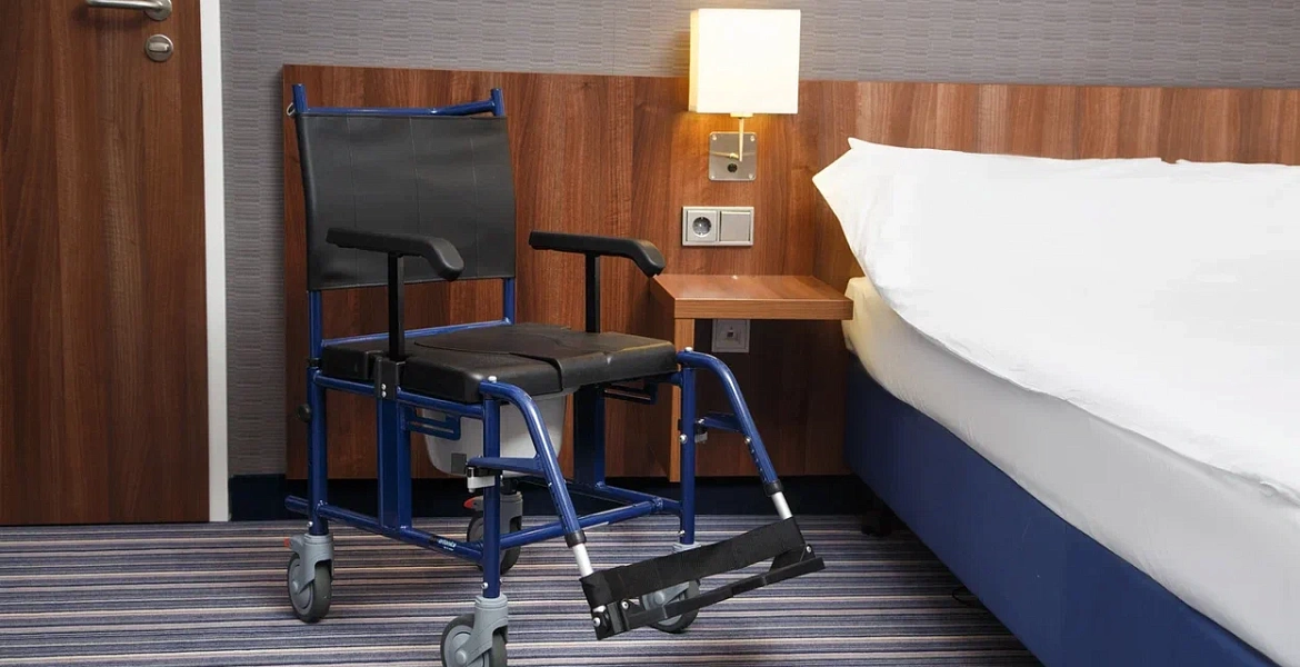 Стулья с санитарным оснащением для инвалидов